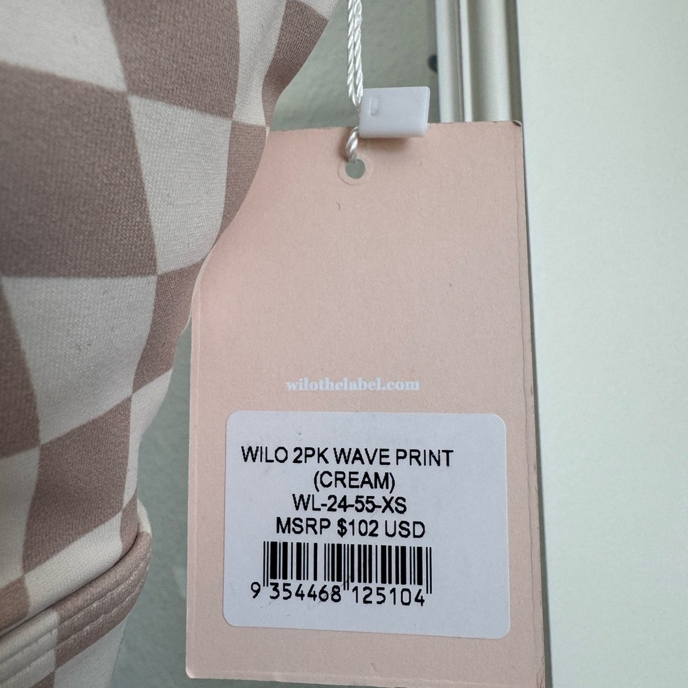 Wilo Sports Bra and Shorts Set - Picture 4 of 6